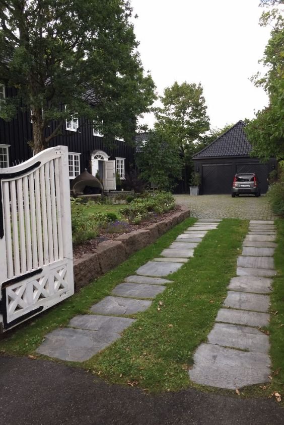 Frame the Driveway for a Welcoming Entrance