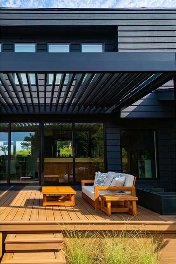 Retractable Pergola for Versatile Shade Control